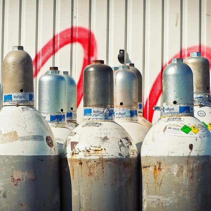 English: "High-quality empty gas cylinders available for industrial and medical use in Iraq. Our cylinders are certified for safety and reliability, suitable for oxygen, nitrogen, and other gases."  Arabic: "أسطوانات غاز فارغة عالية الجودة للاستخدام الصناعي والطبي في العراق. جميع الأسطوانات معتمدة لضمان السلامة والموثوقية، ومناسبة للأكسجين والنيتروجين والغازات الأخرى."